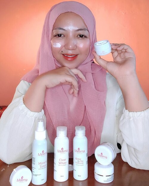 Lebaran tampil Glowing check‼️Mau kenalin kalian sama Meerna Skincare by @meernaskincare . Paket skincare dari Meerna Skincare ini terdiri dari :✨ ACNE & OIL CLEANSING FACIAL WASHPembersih wajah dengan kandungan Tea Tree oil sangat efektif untuk mengangkat sel-sel kulit kotor dan memudarkan flek bekas jerawat sehingga kulit menjadi lebih cerah dan bebas noda.✨ MIRACLE TONER with Tea Tree OilToner untuk menyegarkan kulit dengan kandungan Tea Tree Oil sehingga dapat membersihkan pori-pori secara mendalam.✨ ULTIMATE MOISTURIZER CREAMPelembab wajah yang dibutuhkan kulit untuk menjaganya tetap lembab dan sehat setiap saat. Dilengkapi dengan Aloe Vera Extract untuk mencegah iritasi dan kemerahan pada wajah.✨ MEERNA BRIGHT WHITE  CREAMRutin mengunakan  Meerna Bright White Cream untuk mendapatkan kulit yang cerah, bersinar dan glowing seharian.✨ MEERNA SUN PROTECTION CREAMMeerna Sun Protection berperan penting untuk melindungi kulit dari sinar UV matahari dan polusi. Membantu wajah agar terhindar dari flek hitam & kulit kusam. Dan mengandung Cocoa Seed Butter yang dapat menjaga kelembaban pada kulit.Produk dari Meerna Skincare ini gentle banget dikulit, Cream nya juga mudah diapply, cepat meresap dan ga lengket diwajah.Yuk, tampil menawan dengan kulit sehat dan glowing dengan rangkaian Skincare dari @meernaskincare