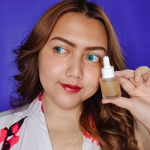 #Repost from Clozette Ambassador @khansamanda. ✨AUTO CERAH & GLOWING PAKAI SERUM INI✨

Siapa disini yg lagi pengen bgt mencerahkan wajah dan bikin kulit lebih glowing? Nihh @belloshineskin Shining Skin Ever Serum ini bisa kalian coba loh 👀✨

Key Ingredients :
🌱Pure Centella Water
🌱Niacinamide 10%
🌱Green Tea
🌱Galactomyces
🌱Daisy Flower

Review Pemakaian:
👌 Tekstur produk kental namun saat di usapkan ringan seperti air, cepat meresap dan tidak lengket. 
👌 Aroma nya menurut gue enak sih kecium aroma daisy flower.. Aroma tidak menyengat sama sekali krn serum ini ga menambahkan parfum. 
👌 Cairan serum memang berwarna kekuningan karena berasal dari Green Tea, tidak ditambahkan pewarna, jd emang warna alami nya begitu. 
👌 Pemakaian 2 minggu an di wajah oily gue, kulit terasa banget lebih lembabnya, glowingnya keliatan, efek mencerahkannya juga lumayan kelihatan. Di gue sih ga bikin jerawatan.. Malah bikin kulit lebih kalem dan lebih kenyal.. So far ga ada masalah yg timbul dr pemakaian produk ini 🥰
👌 Serum ini bisa dipakai semua jenis kulit yaa.. Bisa di pakai pagi dan malam dan bisa kok di timpa dengan skincare lain. 

✅ BPOM Certified
✅ No Paraben, No SLS, No Alcohol

💰 Harga : IDR 139K / 20ml 
Anyway lg ada diskon jd cuma 130.660 setelah diskon ✨

Recommend untuk yang mau kulitnya cerah dan glowing 👌✨

--
Mau coba?? 😁😁

--. 
. 
. 
. 
#khansamanda #khansamandareview #belloshine #belloshineskin #faceserum #clozetteid #sociollabeautynetwork #sociollabloggernetwork #SBN #femaledaily #serumforface #brighteningserum #localbrand