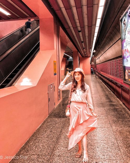 Virtual traveling ke Singapore yuk! Skaing PPKM gabisa kemana2 dan foto di luar takut banget lepas masker. Stay safe❤#redhill #MRTsingapore #singapore #pinkstagram #tutorialeditfoto