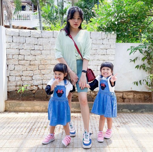 #Repost from Clozette Ambassador @rayditaph.I'm not really single. I mean, I am, but I have a twin daughter. For me, being a single mother is different from being a single woman 🤌🏻 #ibukSingleBtw, ngajakin duo krucil foto tuh sekarang challenging banget! Makin banyak tingkah dan gaya nya 🤣#clozetteid