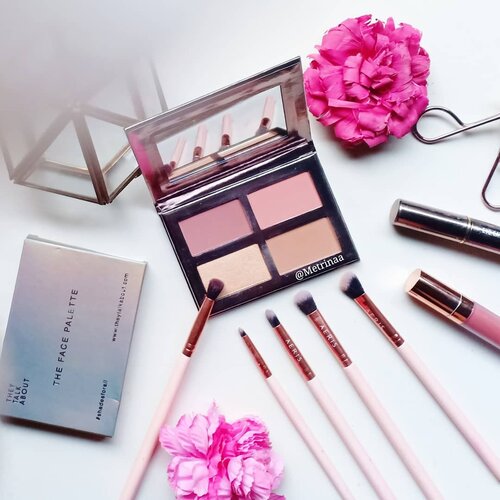 @theytalkabout The Face Palette #Shadeforall 🌺 
Dengan packagingnya yang super friendly untuk dibawa didalam makeup pouch, gak perlu ribet lagi bawa banyak makeup. Karena dengan satu Palette, biasa digunakan untuk Eyeshadow, Blush-on, Counturing dan Highlighter. Pigmentasi juaraaaaa... Tapi gak perlu takut, karena gampang banget untuk di blend sampai dapet warna yang kalian inginkan. Harganya aku pikir bakal mahal banget, tapi dengan Rp. 179.000 kalian bisa dapetin produk untuk wajah sekaligus, pastinya palette ini worth it banget. Warna blush on ya cantik, Rosewood,Siena.. aduh cantiiikk 🧡 Pleaseee ADD MORE LOCAL PRODUCTS LIKE THIS🤩  aduh susah jelasinnya gimana lagi, lokal produk sekarang kece-kece bangett. Good job @theytalkabout 💋