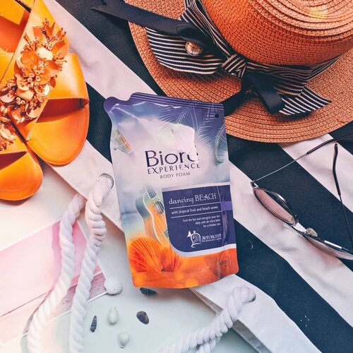 @id.biore Experience Body Foam "Dancing Beach" berasa lagi liburan di pantai karena Sensasi energi yang menyenangkan dari aroma Tropical Fruit. Sensasi yang membawa kita serasa dipantai dengan warnanya yang biru cerah serta aroma buah yang segar. Dengan inovasi unik teknologi Aeroscent menyerap aroma pantai sesungguhnya dan melepaskannya kembali dalam sensasi nyata dikulit, sehingga membuat kita terasa begitu dekat dengan sentuhan alam. Diamnya lembut dan wanginya tahan lama. Rasakan kulit lembut kembali segar, dengan suasana pantai yang menyenangkan ⛱️