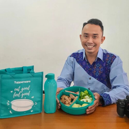 Selain Olahraga teratur aku juga concern sama Meal Plan ku. Karena jujurly body goals itu bisa didapat tidak hanya dengan olahraga. Justru pola makan yang baik bergizi seimbang jd faktor yg paling besar nentuin sukses atau enggaknya kamu ngejer body goal. Kaya hari ini aku bawa bekal makan siang dengan menu weight gaining. Untungnya pake @tupperwareid fit to go dengan fitur 4 asymetric devidernya bikin ga bingung ngatur berapa banyak protein,karbo, sayur, dan buahnya. Plus dengan teknologi ketat udara dan cairan yang bergaransi seumur hidup, mastiin kualitas makanan kamu tetap terjaga. Menuku kali ini ada Ayam Bulgogi, Sosis Kukus, Kentang Rebus, Mix Salad with Thai Dressing, dan Semangka.Yuk awali tahun baru 2022 dengan  #BeraniBerubah #makansehat sesuai porsi gizi seimbang dengan ikutan #PakeTupperwareFTG Challenge. Dapetin productnya lewat link di IG storyku ya, ada spesial diskon 15% loh dengan kode: beraniberubahpakefittogo