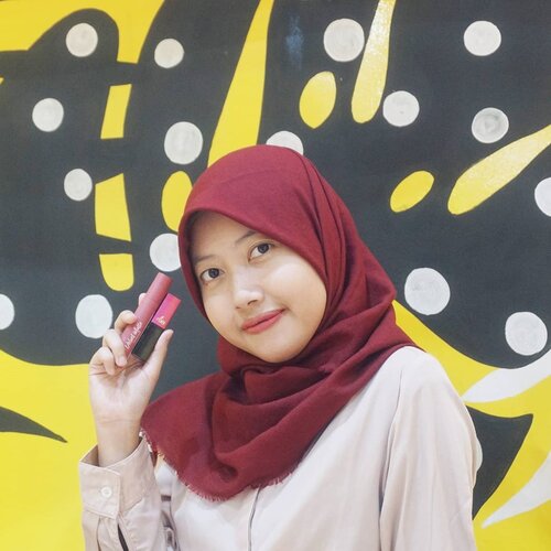 Selama liburan kemarin lagi suka banget pakai dua lip product ini, dijadikan gradasi gitu.Pertama pakai @pixycosmetics Matte In Love shade Ginger Ale 507 sebagai base nya.Kemudian bagian dlm bibir ditimpa dengan @wardahbeauty Colorfit Velvet Matte Lip Mousse shade Artisan Mauve 05.#bbloggers #ihblogger #indonesianhijabblogger #indonesianbeautyblogger #emak2blogger #bloggerperempuan #indonesianfemalebloggers #jogjabloggirls #bloggirlsid #beautyreviewer #clozetteID #wardah #reviewwardah #pixy #reviewpixy #wardahcolorfitvelvetmattelipmousse #artisanmauve #pixymatteinlove #gingerale