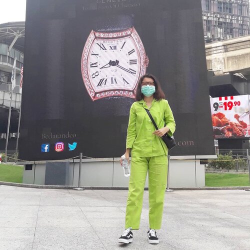 Mask, healthy or fashion? I think, both. Healthy, jelas masker digunakan agar kita tidak menghirup debu, asap atau sejenisnya. But kalo pada saat take pict, masyaAllah asap nya sangat menggangu jarak pandang. Liburan tetep😉. Fashion, fungsi mask hampir sama kayak sunglasses untuk menutupi face yang kurang kece😋. But, kalo ini muka udah kece tapi lupa buka mask nya😌. And this is my mask #ootd ft #pajamasallday

Pajamas by @keeyosk
#clozetteid