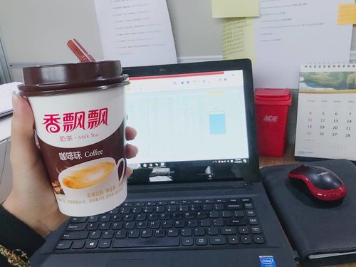 TGIF！

enjoying last working day with#香飄飄 #奶茶 #咖啡味 
you know i love Milk Tea very much especially @chatimeindo then now i finally trying 香飄飄is china Milk Tea，with the cool packaging inside you can make it anywhere you want，but you have to get hot water with cold with the ice cube。i always prepare cold drink。XD btw，the ambassador is #鍾漢良 handsome man。😍 （short review of #小漂漂奶茶 soon）

Btw，Welcome Holiday. 🙌🏻 are you have plan what to do？

#ClozetteID #beautyblogger #bloggerindonesia #jakartablogger #bloggerceria #R食物