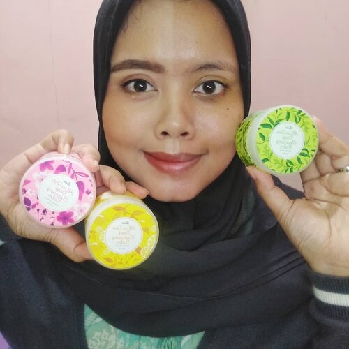 Sehappy itu sekarang punya cleansing balm terbaru dari @fanbocosmetics . Dengan 3 varian Sakura Extract ( for Dry Skin ), Tea Tree Oil ( for Oily Skin ) , Lemon Extract ( for Normal Skin ). Sekarang bersihin makeup super tebel, mascara waterproof dan lipstick udh ga perlu susah susah lagi cuma pake Fanbo Cleansing Balm ini di pijat pijat trs dlm 1 swipe langsung luntur smuaaaa tanpa air. Setelah menggunakan Cleansing Balm ini juga kulit jd lembab banget. Duhhh super enak banget dh. Kalian harus cobaaaa!!!..#FanboCosmetics #FanboCleansingBalm#BHSxFanboCosmetics#BeautyHouseSquad#BHSreview #clozetteid