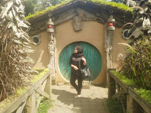 Hobbit house#farmhouse #hobbithouse #wisatabandung #hijabfashion #ootd #likesforlikes #followforfollow #clozetteid