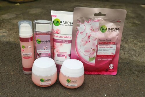 Abis cobain rangkaian Garnier Sakura White dan ternyata suka sama rangkaian skincare Garnier ini. Alhamdulillah cocok di kulit aku. Dan udh lengkap banget ada facial foam, essence lotion, serum, day cream, night cream, ga ketinggalan ada sheet mask jugaSuka banget facial foamnya, sheet masknya, night creamnya. Mau tau review lengkapnya Garnier Sakura White ini di blog aku. Langsung cuss klik link di bio aja.. #garnier #garniersakurawhite #skincareindonesia #skincareset #wajahcerahmerona #clozetteid