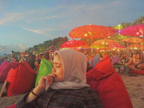 Waiting sunset 🌅Taken by suamii @iqbal_2110😎#sunset #bali #lapancha #visitindonesia #visitbali #seminyak #seminyakbeach #likesforlikes #followforfollow #clozetteid