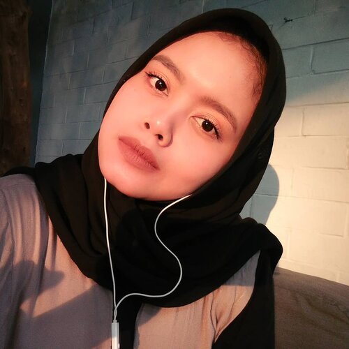 Lagi ngobrol tiba ada cahaya ilahi menjelang malam nyorot ke mukaaa ahhahahhha jadi lah selfi no edit. *abaikanpipisemokini#nomakeupmakeuplook #cumangalisseadanya #samalipenan #clozetteid