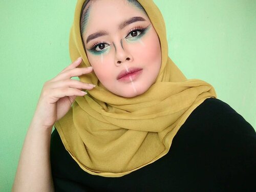 Ga bisa ikut acara AIA Appreciation Night krn satu dan lain hal. Post makeup looknya aja lah yak 😝 *abaikanaliskayahutanrimbaAll product using drugstoreFoundation @wardahbeautyConcealer @lagirlindonesia @lagirlcosmeticsPowder marks transclusentEyebrow @indonesia_etudehouseContour & highlight @catrice.cosmeticsBrown eyeshadow @inezcosmeticsBlue green eyeshadow and on my face @sariayu_mtEyeliner liquid my darlingsBlack liner pencil @pixycosmeticsWhite liner pencil @oriflameEyelash @bohktoh.idMascara @silkygirl_idBlush @citycolorcosmeticsOmbre lip @nyxcosmetics_indonesia & @purbasari_indonesiaInspired makeup look by @vinnagracia#makeuplook #makeupart #makeuptutorial #facepainting #instamakeup #instagram #like4like #likeforfollow #makeupbymenanaa #beautybloggertangerang #clozetteid