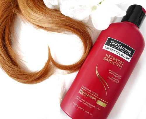 Really love this shampoo! Tresemme shampoo is perfect for my hair that need keratin treatment after the coloring process. Coloring made my hair frizzy and finally got the solution to easy set my hair to look stunning up to 48 hours! You must try and you will love the scent of this shampoo.
I got @tresemmeid Keratin Smooth Shampoo inside my Beauty Box from @clozetteid Diversi3 ❤ How lucky to found this shampoo for my stunning hair!
#RunwayReadyHair #TresemmeXClozetteDiversi3 #ClozetteIDReview #ClozetteID