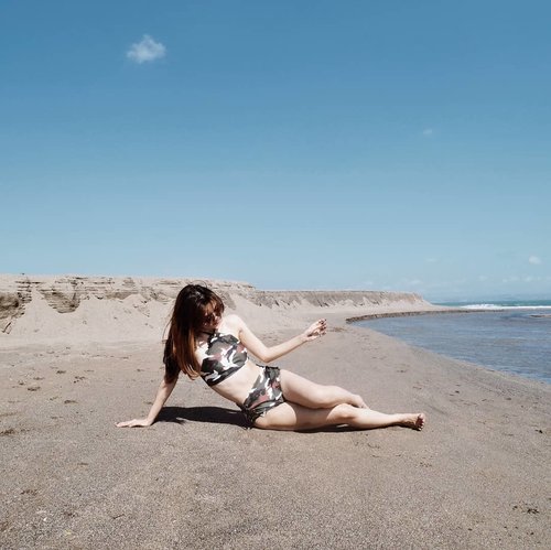 Sand, Sea and Sun? Where is the Sun? 👙 @gorgeousonme 📸 @stefannynatania 
#ClozetteID #MeMineBeauty #MineBeautyJourney #EllenSummerStyle