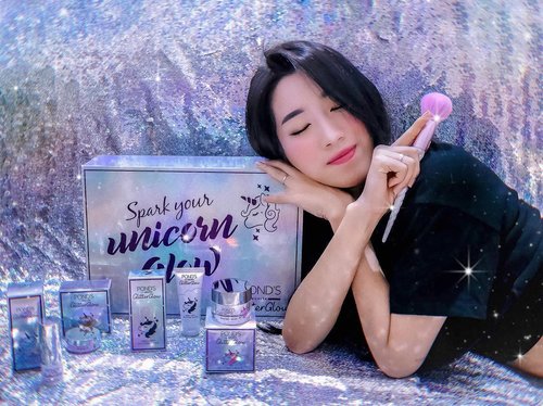 Yassss! #PondsGlitterGlow is finally here!!! Revealing Unicorn Glow Products by @pondsindonesia ❤️ For all glowgetters and glitter freaks, This collection is for YOU! Try #SparkYourUnicornGlow one by one, start from peel-off mask that easy to use, illuminating cream for that effortless glow from within, duo powder for instant holographic look, and moisture stick for more glitter rosy glow effect!!!What’s not to love?! For me, all the products are fantastic and so unique like a unicorn 🦄😍 #BornUnicorn #SparkYourUnicornGlow #PondsGlitterGlow #clozetteid #glitterglowreview #meminebeauty #minebeautyjourney