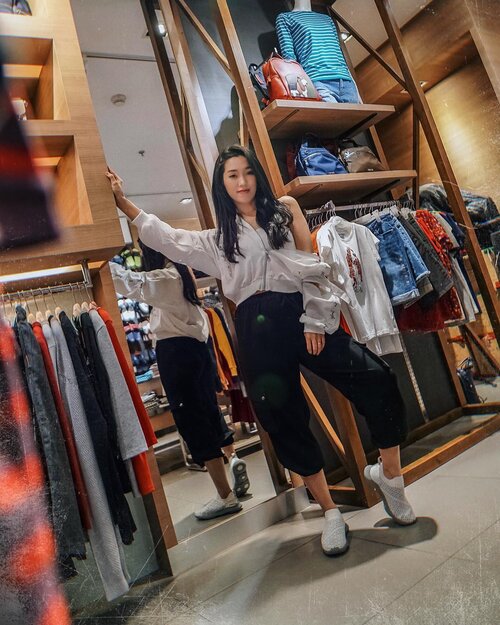 Congrats @hushpuppiesid for the launching of Hush Puppies Bounce Max collection! 
Love this comfy and stylish white shoes!! (Slide to take a closer look)
So... are you looking for comfortable and stylish shoes? 
Come to their stores and get disc 30% off for any purchase of Bounce Max Collection ❤️ #HushPuppies #HushPuppiesID #HPBounceMax #meminebeauty #minefashionjourney #clozetteid