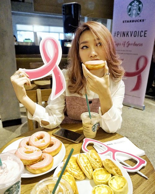 Girls, taukah kalian bahwa @starbucksindonesia bekerjasama dengan LovePink Indonesia untuk meningkatkan pengetahuan mengenai "Breast Cancer" dengan mengeluarkan 4 varian minuman yang harus kamu coba!Pink Beverages :🍵Iced/☕Hot Pink Macchiato🍵Iced/☕Hot Raspberry Latte🍵Pink Blossom Frappuccino🍵Pink Yogurt FrappuccinoPrice : Rp 25.000,- Size : Tall4 varian minuman ini hanya akan ada dari tanggal 1-31 Oktober 2017. Setiap minuman yang kamu beli dari ke empat varian ini, 10% nya akan disumbangkan ke LovePink Indonesia. Yuk dukung #PINKVOICE dengan membeli ke empat varian minuman tersebut di Starbucks terdekat 💕 Jangan lupa share foto kamu bersama minuman favorite mu dari 4 varian minuman edisi Pink Beverages menggunakan hashtag #PINKVOICEPssstt.. Favorite ku yang 🍵Pink Yogurt Frappuccino!#PINKTALK #SbuxBeautynesia #BeautynesiaMember #ClozetteID