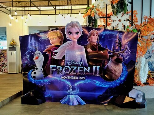 Akhirnya aku tahu SAMANTHA itu siapa? Hahaha saking penasarannya sama rang-orang yang spoiler siapa itu samantha, kenapa disebut olaf dalam film #frozen2 ya udah, aku tonton aja filmnya sampai habis. Bener-bener sampai layarnya berubah hitam dan keadaan studio sepi, tinggal kita doang 😆.Namanya penasaran kan harus dituntaskan ya? Hehe... Mungkin si crew bioskop mikirnya, "nih orang nungguin apa sih kok gak keluar-keluar. Jangan-jangan masih mau foto. Masa iya sususan tim produksi nya juga ditonton sampai lengkap." 😂 Biarin aja, yang penting kepo ku tentang samantha terbayarkan 😆.Dan satu hal yang aku dapat setelah nonton #frozen2019 adalah, masalalu itu harus diselesaikan. Bukan diabaikan sampai merusak jalan masa depan...eaaaa.Udah deh, ini tuh nggak ada sangkut pautnya sama mantan. Cuma pelajaran hidup yang emang berhubungan dengan MASA LALU 😋.Jadiii... Yang belum nonton dan penasaran gimana kisah Anna dan Elsa setelah dewasa dalam film #frozen❄️ , ya udah, buruan ke bioskop dan tonton filmnya sampai puas. Atau kamu bisa baca #reviewfilm nya dibawah ini ya. See you bye bye 👭_bit.ly/frozen-2019_#heizyi #clozetteid #famjam