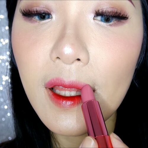 Hi Clozetters, apa kamu salah satu penyuka gaya lipstick ombre ala Korea?Selain membuat look kamu makin sweet, ombre lips juga bisa membuat kamu tampak lebih muda lho!Don't worry kalau kamu masih kesulitan untuk membuat ombre lips. Simak tips dibawah ini yaa.1) Gunakan lipbalm terlebih dahulu untuk melembabkan bibir. Gaya lipstick ombre ini mengutamakan bibir yang tampak moist.2) Aplikasikan lip tint pada bagian dalam bibir bagian bawah kemudian katupkan bibir untuk meratakan warnanya. Usahakan agar warna pekat di tengah. Kamu bisa pakai warna apa saja tidak harus merah, asalkan berwarna lebih gelap.3) Terakhir pakai lipstick berwarna nude atau lebih muda pada bibir bagian luar and you're done!Gimana Clozetters? Mudahkan? Jangan lupa share juga kalau kamu membuat ombre lips dengan tips dari kita yaa.#ClozetteID #ombrelips #makeuptutorial