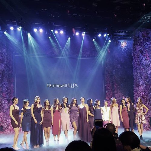 LUX brand ambassadors on stage, front and center, at the House Of LUX event here at Valkyrie. Congratulations @luxph for bringing this gorgeous perfumed bath collection to the Philippines!

Read more about the collection on www.clozette.co/insider (or click the link in our bio)! #bathewithlux #bathewithperfume #clozette #clozetteEVENTS