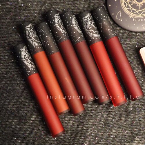 @blackrouge_id @blackrouge_kr Cream Matt Rouge
——
Udah lama ga pake lipen matte karena lebih suka glossy finish. Tapi lip matte yang ini tuh beda ga bikin kering bibir. I mean dia bukan yang longlasting jadi kalo abis makan hilang, tapi ga sesusah itu kan buat kita reapply? 😛
——
Ada 7 warna :
♥ CM01 #Capella Around Dawn / #새벽녘카펠라
♥ CM02 #Summer Night's Deneb / #여름밤데네브
♥ CM03 #Bright Cassiopeia / #눈부신카시오페이아
♥ CM04 #Pure Orion / #순수한오리온
♥ CM05 #Lonely Delta / #고독한델타
♥ CM06 #Cheerful Spica / #화려한스피카
♥ CM07 #Starry Polaris / #별헤는북극성
My favorite shades CM04 dan CM05
——
#makeup #blackrouge #creammattrouge #reviewblackrouge #nearndear #nearndearid #nearndearindonesia #koreanbrand #koreanmakeup #nearndearxblackrouge #beautybloggers #beautybloggerindonesia #indonesiabeautyblogger #ragamkecantikan #cchannelid #clozetteid