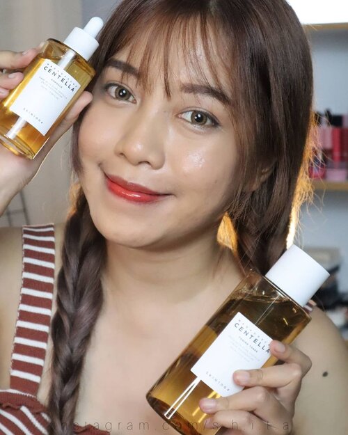 ✨𝗦𝗞𝗜𝗡𝟭𝟬𝟬𝟰 𝗖𝗲𝗻𝘁𝗲𝗹𝗹𝗮 𝗠𝗮𝗱𝗮𝗴𝗮𝘀𝗰𝗮𝗿 ✨Siapa nih yang belum kenal Skin1004 ? Kulit acne prone dan sensitif pasti udah tau brand ini dong~ SKIN1004 adalah brand perawatan kulit alami yang dpt meminimalkan iritasi kulit dengan penggunaanbahan-bahan hypoallergenic.FYI bahan utama dari Centella Line ini adalah Centella Asiatica yang paling murni yang dibudidayakan di Madagascar! Centella Line ini dibuat untuk menenangkan kulit dengan lembut. Produk ini hanya mengandung sedikit bahan yang sangat aktif. Kedua produk ini baunya samar sekali karena gak mengandung fragrance. Selain itu juga bebas alkohol dan no paraben.Nah 2 produk ini yaitu Centella Ampoule dan Toning Tonernya adalah produk best sellernya dari Skin1004 loh! Dan disini aku mau review 2 produk ini.✨𝗦𝗸𝗶𝗻𝟭𝟬𝟬𝟰 𝗖𝗲𝗻𝘁𝗲𝗹𝗹𝗮 𝗧𝗼𝗻𝗶𝗻𝗴 𝗧𝗼𝗻𝗲𝗿 𝟰𝟬𝟬𝗺𝗹Ini pertama kalinya aku coba full sizenya karena sebelumnya aku cuma pakai sampelnya aja. Untuk kesan yang aku rasain setelah pakai toner ini dibarengin dengan ampoulenya, kulitku terasa jadi lebih lembab. Aku ngerasa kalau makin kesini kulitku yang berminyak ini gak separah dahulu. ✨𝗦𝗸𝗶𝗻𝟭𝟬𝟬𝟰 𝗖𝗲𝗻𝘁𝗲𝗹𝗹𝗮 𝗔𝗺𝗽𝗼𝘂𝗹𝗲 𝟭𝟬𝟬𝗺𝗹Aku sendiri sudah pakai Centella Ampoulenya hampir setahun saat botolnya masih versi yang lama. Ampoulenya cair dan ga terasa lengket setelah diaplikasiin ke wajah. Ampoule ini bener-bener menenangkan kulit saat rewel. Di kulitku dia bukan pemeran utama buat ngilangin jerawat yang udah ada ya, kalo itu tetep perlu acne spot treatment. Ampoule ini bekerja buat merawat kulit terutama yang berjerawat dan sensitif.Selama pakai 2 produk (terutama toning tonernya yang baru aku coba rutin) ini gak ada reaksi negatif yang muncul. Dan 2 produk ini bakalan tetep ada di skincare line aku❤Kalian dapat beli produk ini http://bit.ly/skin1004idofficial (Link di bio) @skin1004_indonesia#Centella#skin1004indonesia#skin1004korea#cica#centellaasiatica#soothing#acnetreatment#acneproblems #acnepronskin#naturalskincare#natural#naturalskincarerproducts#skincareviewsht #noanimaltesting#noparabens #cleanskincare#cleanskin#cleanbeauty#kbeauty#koreanskincare#koreanskincareroutine#alcoholfree