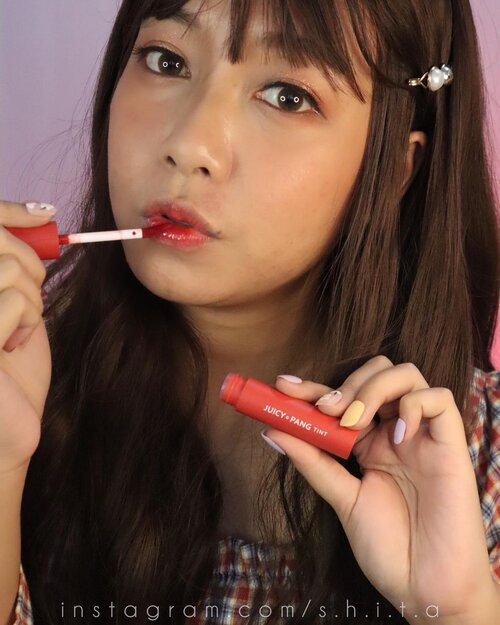 Siap debut~~Udah jadi eonni belum nih? 😆Btw look makeup ini aku pakai @apieu_idn 𝑱𝒖𝒊𝒄𝒚 𝑷𝒂𝒏𝒈 𝑩𝒍𝒖𝒔𝒉𝒆𝒓 CR02 warnanya coral orange yang super natural banget. Packagingnya lucu banget karena dia mirip kutek ada kuasnya di dalemnya😱Lalu aku juga pakai 𝑱𝒖𝒊𝒄𝒚 𝑷𝒂𝒏𝒈 𝑻𝒊𝒏𝒕 shade RD03 warnanya fresh red dengan hasil akhir glossy. Tau kan look yang lagi trend gummy lips bibir glossy✨Favoritku si Juicy Pang Tint karena hasilnya glossy natural ❤️Pengen banget cobain Apieu Juicy Pang Jelly Blusher BE02✨#ApieuLaunchEvent #EonnieLookApieuGiveaway@apieu_idn