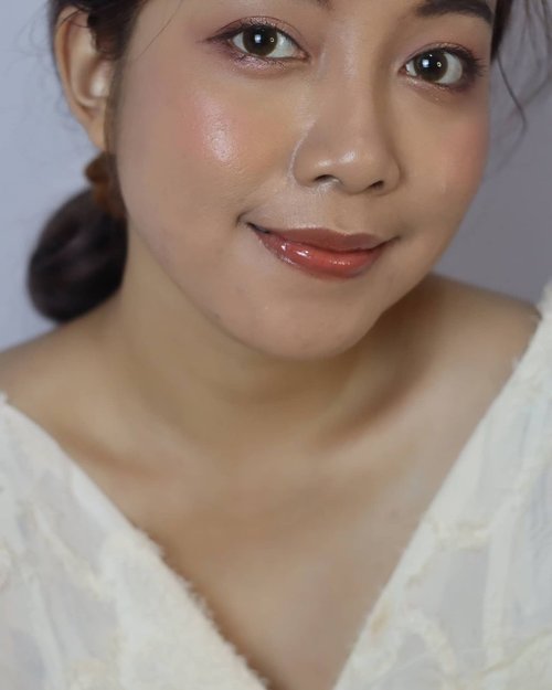 🌸🌸🌸
✨Make it Glow Cushion @pixycosmetics
✨Juicy Pang Blusher @apieu_idn
✨Better Than Eyes Eyeshadow @romandyou @romand_en
✨Ink Skinny Eyeliner @peripera.id
✨Eye Metal Glitter  @holikaholikaglobal_official
✨Green Tea Mascara @mcc.indonesia.official
✨Spicy Nude Gloss @herabeauty_official 
✨Thrice S Lenstown @lens_town_official

#beauty 
#Clozetter 
#Clozetteid #makeup #makeupoftheday