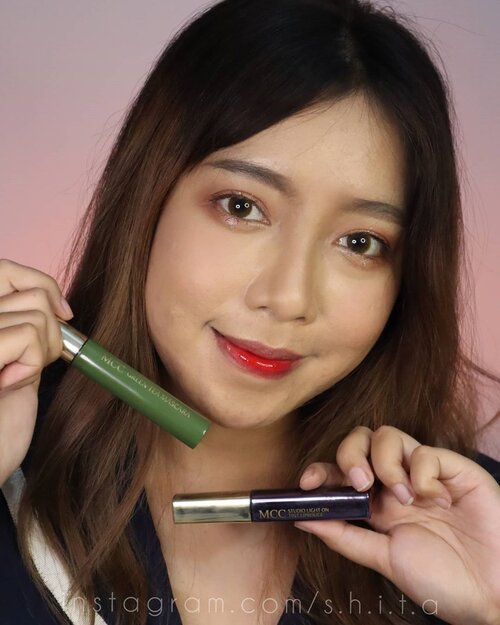 ✨REVIEW✨𝙈𝘾𝘾 𝙂𝙧𝙚𝙚𝙣 𝙏𝙚𝙖 𝙈𝙖𝙨𝙘𝙖𝙧𝙖#1 Eco Volume UpMascara ini mengandung 30℅ Green Tea Water. Sehingga cocok untuk mata yang sensitif. Karena termasuk Anti-Irritation Mascara.Klaim mascara ini :•memberikan efek mata yang terlihat jelas•long lash•volume up•washable•comfortableMeskipun untuk efek volume upnya kurang di bulu mata aku yang super lurus dan pendek ini😭Tapi lumayan bagus juga saat diaplikasiin (cek slide 4)Yang paling aku suka karena dia ini ga bikin glumpy dan washable banget!! Gampang dibersihin dan ga ada ninggalin residu si mascara ❤Rate : 4.5 / 5. . 𝙈𝘾𝘾 𝙎𝙩𝙪𝙙𝙞𝙤 𝙇𝙞𝙜𝙝𝙩 𝙊𝙣 𝙏𝙞𝙣𝙩 𝙇𝙞𝙥𝙧𝙤𝙪𝙜𝙚#501 Burgundy RedLip product ini 3 in 1 banget! Karena dia ini Lip Rouge + Tint + Lip Gloss jadi 1 !!Hasil akhirnya shiny dan juicy lips. Warnanya juga pigmented. Bahkan masuk ke pinggiran bibir aku yang gelap. Meskipun glossy, tapi ga lengket jadi nyaman dipakai. Long lasting juga, masih ninggalin stain meskipun aku pakai makan❤Yang kurang aku suka sama liprouge ini.. Packagingnya aja 😁But productnya is good and worth to try✨Rate : 4.5 / 5.@mcc.indonesia.official @kallala.official#mccindonesia #kallalaofficial #greenteamascara #liprouge #clozetteid #clozetter