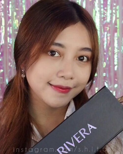 @riveracosmetics x @clozetteid
Thankyou clozette indonesia yang udah ngirim aku 1 box rivera cosmetics ❤
. 
✨Cover It All Foundation [Classic Beige]
•Full coverage
•Matte Finish
•50ml / 185,000
Ada 6 shades 01-06.
Shade 03 Classic Beige di aku terlihat lebih terang. Tapi setelah itu karena oxidized jadi nyatu sama kulit aku.
Awalnya agak underestimate tapi ternyata foundi ini bagus bahkan setelah aku pake selama 5 jam di dalam ruangan masih bagus untuk nahan minyakku 😍
.
✨Luminous Micro Powder [Soft Honey
•Matte Finish
•Powdernya lembut
•Puffnya soft
•35gr / 139,200
Ada 7 shades 01-07
.
✨Eyebrow Matic [Gray]
•Ada 2 sisi pencil dan brush selayaknya eyebrow matic lainnya.
•Easy to blend beneran. Pencilnya ga keras maupun ga lembek(?) Pas banget pencilnya.
Sayang hanya ada 2 shades aja Brown dan Gray.
Price 114,000
.
✨Absolute Matte Lipstick #AttractiveMagenta
•Semi Matte
•4gr / 86,400
Sesuai namanya, warna #beauty #beautyvideos #beautystagram #makeup #makeupchallenge #makeuplipsync #lipsyncwithhanum #beautyvlogger #beautybloggers #beautybloggerindonesia #indonesia #lipsyncchallenge #lfl #like #lipsyncmakeup #clozette #clozetteid #clozetter #뷰티스타그램 #뷰티영상 #메이크업 #shopee #shopeehaul #shopeeindonesia#ragamkecantikan#likeforlikes#cchannelid#cchannel ungu magenta.
.
#beauty #beautyvideos #beautystagram #makeup #makeupchallenge #makeuplipsync #lipsyncwithhanum #beautyvlogger #beautybloggers #beautybloggerindonesia #indonesia #lipsyncchallenge #lfl #like #lipsyncmakeup #clozette #clozetteid #clozetter #뷰티스타그램 #뷰티영상 #메이크업 #shopee #shopeehaul #shopeeindonesia#ragamkecantikan#likeforlikes#cchannelid#cchannel