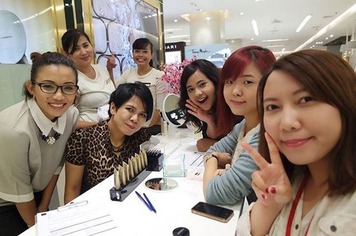 We are having fun at @covermark_id store in Grand Indonesia . Thank you so much for having us today and we learn many Covermark Product, I fall in love with Covermark Treatment Cleansing Milk (my face feel so smooth) and other 3 product of Covermark Foundation too

#clozetteid #beauty #fotd