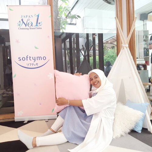 White day??? Butuh permenkah?Kalau aku sedang ngedate di acara @kosecosmeportid @femaledailynetwork for Complete your Everydaybeauty Routine with Softymo  Nyaman, cantik dan dapatkan ilmu baru yang aku ketahui lebih lanjut tentang skincare dan pembersihannyaYuk jangan lupa pembersihan muka secara meluruh ya.. jangan malas.. #fdxcosmeportid #everydaybeauty #softymo#일상 #첫줄 #인스타그램  #선팔 #맞팔 #맞팔해요 #소통해요 #소통 #셀스타그램 #인친 #사진 #댓글 #데일리 #팔로우 #좋아요  #beautyblogger #kawaii #designer  #colour #skincare #clozetteid #dailycare #kawaii