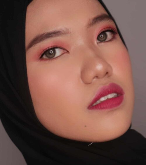 Makeup Look pertama di tahun 2020✨.(Tanpa mengurangi rasa hormat, rasa sayang, dan doaku terhadap korban bencana banjir di Jabodetabek🙏)..Product I used :@frudiaindonesia Citrus Brightening Cream@shuuemura petal skin liquid foundation@maybelline loose powder and lipcream@benefitindonesia bronzer and eyebrow@urbandecaycosmetics  born to run eyeshadow@sorchacosmetic highlighter.....#tampilcantik #undiscoveredmuas #makeupideas #makeuptutorial #boldmakeup #makeuplooks #boldmakeuplook #makeupoftheday #makeup #inspirasicantikmu #100daysofpractice #100daysofmakeup #makeupparty #motd  #clozetteid #hicharis_official #storiemates