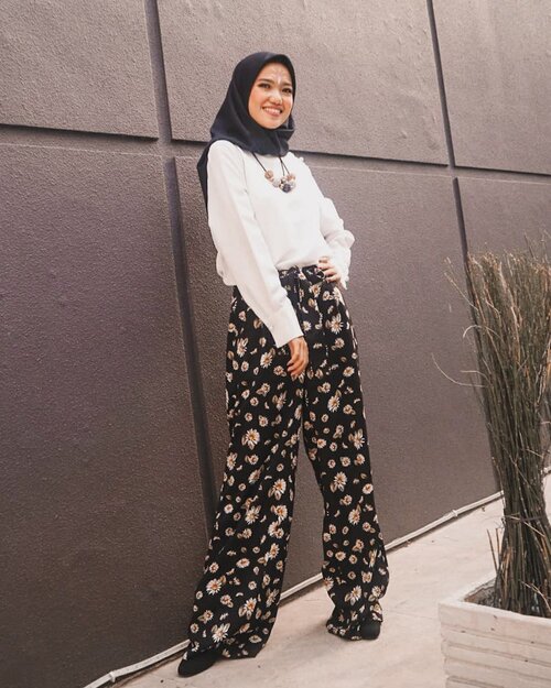 Dibalik ootd kali ini, banyak banget orang orang yang berperan😂Acaranya tanggal 28 dengan tema Bohemian. Pusing 7 keliling karena ngga punya baju berbau bohemian dan gue harus nginep di kosnya @oliveetheo dari hari kamis. Bermodalkan "yaudah deh bawa baju putih aja. nanti cari baju atau celana di sency" (karena jumat sabtunya  ada acara di sency). Nekat emang orangnya haha. Akhirnya ditemeninlah sama Theo muter muter sency buat nyari outfitnya dan dapet! Walaupun masih kurang boho, gapapalahya yang penting rame😅 abis itu theo nyari boots buat hari sabtu daaan gue dipinjemin buat gue pake hari minggu:').Udah dapet celananya, kerudungnya gaada!! Dihari sabtu ketemu ka @farichaca dan akhirnya dipinjemin dooong:') Selesai sudah urusan outfit. Hari H kayaknya ada yang kurang, daaan Theo lagilagi meminjamkan kalungnya buat gue karena masih terlihat kosong🙈 Ngga cuma itu, selesai makeup gue pun masih terlihat kosong menurut theo, jadilah digambar gambar ala boho buat hari ituuu😍.Kalo yang foto ada dedek dedek gemas @aulia.ck @nchan.s 🤗.SERU BANGET POKOKNYAA! MAKASI BANYAK SAYANG SAYANGKUUU😘😘😘 Luvvv! ......#ootdhijaberindo #ootd #ootdmagazine #ootdhijabindo #ootdindo #hijabfashion #fashionstyle #clozetteid #theshonetinsiders #outfitinspiration #bohemianfashion #bohemianoutfit #bohemianfashion #bohemianmakeup #bohemian #styleinspo #bloggerfashionstyle