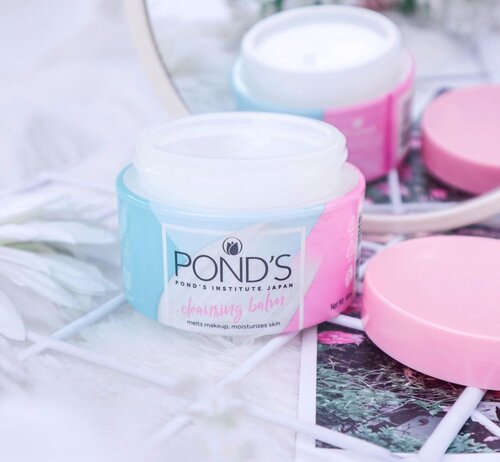 ✨ Pond’s Cleansing Balm ✨.Udah lama sebenernya pengen coba ini, karena cleansing balm is my favorite type of cleanser. Akhirnya beberapa hari lalu aku beli di @sociolla yang 44ml iniii.Klaim dari produk ini:🌸Melts makeup, mositurizing skin🌸Mudah dibilas🌸100% organic french rose extractMy thoughts :✨ Tekstur balmnya sangat mudah untuk diaplikasikan, dan sangat mudah berubah menjadi oil✨ Its soooo easy to remove my makeup, tapiii untuk makeup transferproof aku seperti eyeliner harus agak digosok lamaa✨ Setelah dibilas, aku setuju kalo ini ngga bikin kering☺️✨ Wangi mawarnya lumayan kenceng menurutkuu✨ Setelah diaplikasikan ke area mata, ini agak perih dan setelah aku cuci muka, penglihatanku jadi agak blur huhu (kayaknya setelah ini aku ngga pake untuk daerah mata)✨ Dengan harga yang lebih affordable dibanding cleansing balm lain, menurutku ini worth to try kokkk + paclagingnya gemeshhh .Oiya review lengkapnya nanti diblog aku yahh😉...@pondsindonesia @ponds #reviewcleansingbalm #cleansingbalm #reviewcleanser #firstcleanser #firstcleanserreview #skincareroutine #skincareproducts #skinfluencer #skincareproducts #beautybloggerreview #bloggers #kbeautyblogger #skincarecommunityid #skincarecommunity #socobeautynetwork #sociollabloggernetwork #clozetteid