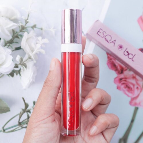 ✨Gloss Lip Liquid @esqacosmetics ✨
.
So happy karena akhirnya aku punya lipgloss warna merah. Thankyou @sociolla for gave me #socoboxbestof2019 dan didalamnya ada Gloss Lip Esqa ini✨
.
Dulu, aku emang suka banget sama warna nude, tapi ngga tau kenapa makin kesini aku suka warna lipstik yang lebih cerah. Nah karena itu aku suka kasih sentuhan warna merah sedikit, dan ternyata aku sukaak!🥰
.
Lipgloss yang aku punya ini adalah kolaborasi Esqa bersama BCL, shade nya LUST. Bisa liat swatchnya di foto terakhir yaa✨
.
Besok, akan ada full reviewnya diblog aku😊
.
.
.
.
.
.
.
.
#esqacosmetics #lipglossesqa #scobox #socoboxbestof2019 #socobeautynetwork #lipgloss #redlipstick #lipglossreview #beautyblogger #beautyreview #esqaxbcl #sociollablogger #blogger #makeupbloggerreviews #makeupproduct #lipcream #lipcreamglossy #clozetteid #reviewblogger #makeupaddict