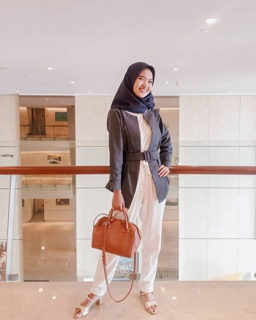 "Good outfit can really make your day. If I wear something i look good in, my mood just goes way up.".Happy Sundayyy🌼 .........#ootd #ootdhijab #fashionstyle #instaootd #fashionblogger #ootdhijaberindo #ootdhijabindo #hijabstyle #blazer @berrybenka #setterspace #clozetteid