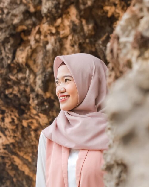 Kalian pasti tau kan kalo bahagia itu nular? ☺️ Begitu juga dengan senyum, karena senyum adalah ekspresi ketika orang merasa bahagiaa. .Ngga cuma itu loh, senyum juga bisa menjadi magic! Magic disaat kita sedang merasa tidak enak hati. .Tapi bukan berarti kalo lagi sedih, selalu ditutup dengan senyum yaa. Merasakan kesedihan atau kemarahan itu wajar kok, biarkan rasa itu ada dan hilang dengan sendirinya. Setelah itu jangan lupa tersenyum ☺️🤗...#selflove #clozetteid