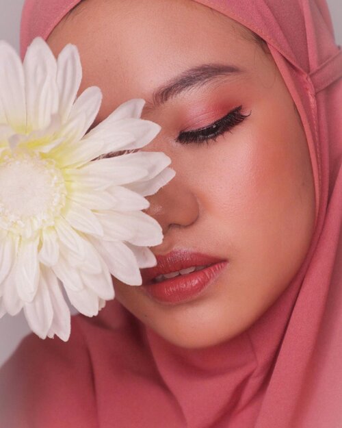 Hari ini harusnya upload blog post terbaru, tapi dari siang keasikan filming concealer baru + fotofoto 🙈 Gapapalah yaaa😂 .
Blogpost terbarunya besok aja ya guys!✨
.
Btw ini complexionnya cuma pake concealer sama loose powder loh! No foundationnn!! Ditunggu tutorialnya yaah😘
.
.
. .
.
#selfportrait #clozetteid #selfphotoshoot #newnormal #selfbeauty #makeuplooks #makeupoftheday #makeupofthedayselfie #selfieofday #ootdhijabindo #ootdhijab #ootdbergomaryam #bergomaryam #makeuptime #selfmakeup