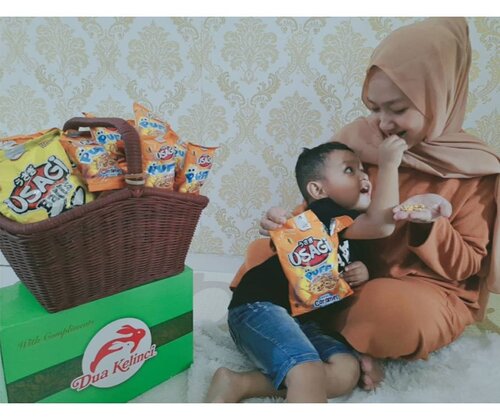 𝐒𝐍𝐀𝐂𝐊 𝐓𝐈𝐌𝐄 𝐖𝐈𝐓𝐇 𝐔𝐒𝐀𝐆𝐈waktu yang pas bermanja dengan anak adala saat sore hari sambil bermain, dan tidak lupa menyiapkan cemilan favorite nih @usagiid dari dua kelinci.cemilan antimanstream bentuknya kayak kacang namun puff dan rasanya manis caramel, yaitu usagi puff wheat yang tinggi serat pangan dengan komposisi gandum yang renyah dan manis. nah kalau mau yang gurih ada jugaa usagi balls dengan rasa BBQ dan cheese kesukaan el.kalo moms lebih suka variant manis atau gurih nih,yang jelas kalian harus cobain all variant biar gag penasaran...... @usagiid#usagipuffwheat#kataanakusagi#ayousahalagi#CloZetteid #lfl #fff #ceritamommy