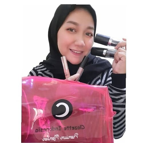 syelamaat malam yang lagii #dirumahaja kita sama karna untuk kepentingan kita juga biar #viruscoronadiindonesiasegera berakhir.btw kalo lagii gabut pastii iseng donk kali ini aku cobain makeup dari lakmee  dan feeling gorgeous with @lakmemakeupdan ini hadiah giveaway dari @clozetteidkarena upgrade premium,yang belum bisa upgrade ke premium cyna bayar 20k/bulaan karena banyak promo dan hadiah kecee tentunyaa.... . ..#smidxclozette #CloZetteid