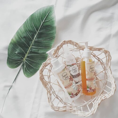 🌴 Ocean Breeze. Island Life. Beach Vibes! 🌴

Meet @tropicalbaliskincare, sister brand dari @utamaspice yang punya konsep colorful island life!

Aku cukup picky dengan fragrance pada skincare atau kosmetik, dan cenderung memilih produk yang fragrance-less atau non-fragrance sama sekali. Tapi aku sukaaaa banget sama aroma Frangipani dari Tropical Bali Sun Kissed Shower Gel & Lotion ini!

Selain itu, Tropical Bali juga punya produk yang unik yaitu Coconut Dry Hair Oil yang wanginya sweet & creamy seperti coconut cupcake🥥

Penasaran?
Langsung mampir ke www.akpertiwi.com atau klik link yang ada di bio ya!
#vsco #clozetteid #bodycare #haircare #beautyblogger #beautyjunkie #beautyenthusiast #beautyenthusiastindonesia #bandungbeautyblogger #beautiesquad #skincareenthusiast #localpride