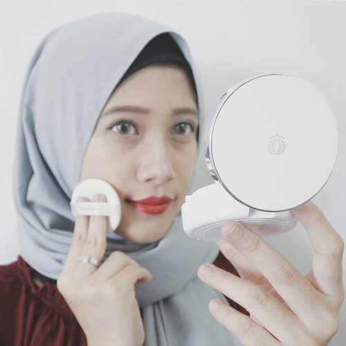 Untuk daily make up, aku prefer menggunakan produk yang compact dan praktis, contohnya Cushion. Nah, aku baru banget cobain Whitening and Anti Aging DD Cushion SPF 36 PA+++ dari Lanore!
Ada 2 shade yaitu Fair (untuk kulit terang) dan Beige (untuk kulit sawo matang). Produk ini juga sudah mengandung Niacinamide untuk membantu mencerahkan kulit dan Adenosine untuk membantu menyamarkan garis-garis halus serta kerutan di wajah.
Berikut mini reviewnya ya 😍
.
PACKAGING - Suka banget design packagingnya yang simple tapi tetap terlihat classy. Meskipun terbuat dari plastik, tapi material kemasan Lanore DD Cushion ini terkesan kokoh dan tebal.
.
TEXTURE - Lanore DD Cushion ini termasuk produk complexion yang ringan karena merupakan perpaduan BB & CC cream yang memiliki fungsi make up sekaligus skincare. Oleh karena itu, Lanore DD Cushion cocok digunakan untuk daily make up karena bisa menutupi noda-noda ringan pada wajah sekaligus merawatnya.
.
FRAGRANCE - Menurut aku wangi produk ini masih tolerable, tidak terlalu overwhelming tapi tidak terlalu faint juga.
.
AFTERMATH - Coveragenya sheer to medium. Buildable tanpa terlihat cakey, tapi akan jauh lebih baik kalau diset lagi menggunakan translucent powder. Shade yang aku pilih ini Fair, agak sedikit ada tone peachnya tapi masih masuk di skintone aku (yang notabene agak yellowish). Finishingnya menurut aku semi matte.
Untuk kasus kulit dengan noda gelap dan bekas jerawat yang banyak, mungkin harus menggunakan concealer dulu sebelumnya, tapi Lanore DD Cushion ini sudah cukup untuk daily use.
Is it oxidize? Di kulit aku agak oxidize tapi nggak yang sampe gelap banget kok.
.
Overall, Lanore DD Cushion ini cucok banget buat daily make up. Cukup pake cushion ini, pensil alis, sama lip tint udah kece. Harganya sekitar Rp200.000, tertarik untuk mencobanya? Komen di bawah ya! 💕 
#LANORESHOPEEHiip #DDCushion #BeautyEnthusiast
#vsco #clozetteid #beautyblogger #beautybloggerindonesia #beautyjunkie #makeupjunkie