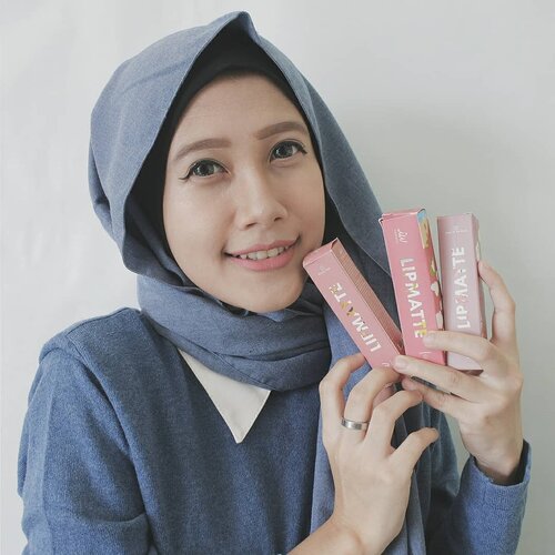 Swipe to see the swatches of all @indowomancosmetics Lipmatte's shade!

Lipmatte dari Indowoman Cosmetics ini ada 3 shade,
1. Barely Pink - Nude Pink dengan tone neutral yang cocok untuk semua skintone.
2. Dare to be Bare - Muted Pinkish Beige yang bisa jadi warna nude anti gagal.
3. Fantastic - Pop Reddish Pink yang bold tapi tetap wearable.

Yang aku suka dari Lipmatte Indowoman ini packagingnya yang lucu dan girly banget! Selain itu pilihan warnanya meskipun tidak terlalu banyak tapi wearable semua.

Kalian bisa beli Lipmatte ini via Whatsapp ke 0822-5234-5685 (atau klik link yang ada di bio IG Indowoman Cosmetics) dan jangan lupa pakai kode voucher NISAIW10% untuk tambahan diskon 10% ❤
Voucher bisa dipakai sampai tanggal 31 Desember 2019 ya!
Selain itu bisa juga beli Lipmatte Indowoman di @makeupuccino 🌟

#HeartOfBeauty Karena Cantik itu Dari Hati ♡

@bandungbeautyblogger
#vsco #clozetteid #beautyjunkie #beautyenthusiast #beautyblogger #beautybloggerindonesia #beautyenthusiastindonesia #makeupjunkie #makeupenthusiast #localpride #bandungbeautyblogger #tribepost #bdgbbxindowomancosmetics