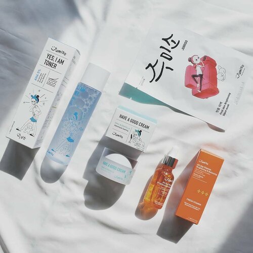 Lately i've been pampering myself with @jumiso_official skincare set. There's toner, cream, sheet mask, and their infamous Vitamin Serum. A lot of beauty enthusiast raves on their serum and toner. Are you also curious about their product? Here's my mini review on them
-
• Yes I Am Toner AHA 5% - Exfoliating toner that won't irritate your skin even if you use it daily. I love that this toner is very gentle, it doesn't sting my skin at all. The smell is also refreshing, like a lemon squash 🍋🍹
-
• Have a Good Cream Snail & Centella - The texture is light, gel-like cream. It absorbs very quickly and doesn't left your skin feeling greasy at all. This is a good moisturizer suitable for summer! 🌞
-
• All Day Vitamin Brightening & Balancing Facial Serum - This is really worth the hype. It contains a complete package of vitamin A, B, C, D, E, and K. The consistency is rather watery. It make my skin look more bright and clear. No more tired skin! 🍊
-
• First Skin Brightening Mask - There is so many essence, when i first opened the package, the sheet mask looked like jelly with lots of syrupy essence. The sheet is not very transparent-like, but it's thin and stick well to the skin. There's some sticky feeling after use but it disappear in some minutes. 🍮

Overall, i love this skincare set. My skin doesn't show any negative sign after use and they're really mild & gentle to the skin.
For complete review and more product shoot, visit my blog www.akpertiwi.com or find the direct link on my bio.

@stylekorean_global
#stylekorean #stylekorean_global #Jumiso
#vsco #clozetteid #kbeautyenthusiast #kbeauty #skincarereview #skincarejunkie #skincareenthusiast #beautyblogger