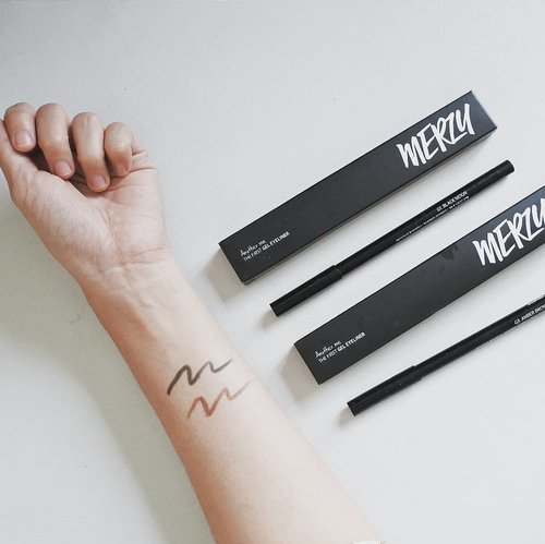 Super in love with @merzy_official The First Gel Eye Liner! I got mine in shade Black Moon & Amber Bronze.
The black one is matte but the other bronze is glittery, together they're making a perfect combo!
Superb pigmentation and pretty long lasting for a pencil liner, Merzy The First Gel Eye Liner is transferproof & smudgeproof. I'm also starting to think they are also bulletproof 🤣

You can purchase them on my charis shop hicharis.net/annisapertiwi/aGg or simply visit link on my bio.
@charis_celeb @hicharis_official #charisceleb #charis #merzy #thefirstgeleyeliner
#vsco #clozetteid #beautyblogger