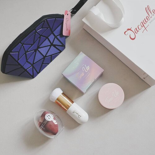 Thank you @jacquelle_official & @makeupuccino ❤

In frame:
⭐Jacquelle Tone-Up Powder⭐
⭐Jacquelle Capsule Brush⭐
⭐Jacquelle Egg Gang Beauty Blender - Velvet⭐
⭐Jacquelle Pouch⭐

#MakeupuccinoxJacquelle #vsco #clozetteid #beautyenthusiast #beautyblogger #beautyenthusiastindonesia #beautybloggerindonesia #makeupjunkie #localpride #cleanflatlay #minimalistflatlay #flatlay