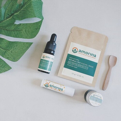 Spirulina sebagai bahan masker sudah bukan hal yang asing, ya kan? Tapi di @amorinafarm ada banyak varian skincare lain yang mengandung spirulina seperti lip balm, facial scrub, dan face oil.
Spirulina di Amorina dikultivasi sendiri dengan menggunakan bibit unggul sehingga nilai nutrisinya pun lebih baik dari produk spirulina biasanya.

Aku baru coba satu paket skincare spirulina dari Amorina nih. Cocok banget untuk kamu yang punya budget terbatas tapi tetap ingin merawat kulit dengan bahan-bahan yang alami.
Intip review lengkapnya di blog ya, bisa langsung mampir ke www.akpertiwi.com atau klik link yang ada di bio 🍀

#vsco #clozetteid #bandungbeautyblogger #bbbxamorina #tribepost #naturalskincare #skincarenatural #maskerspirulina #reviewskincare #skincareenthusiast #skincarejunkie #skincareaddict #beautyblogger #beautyenthusiast