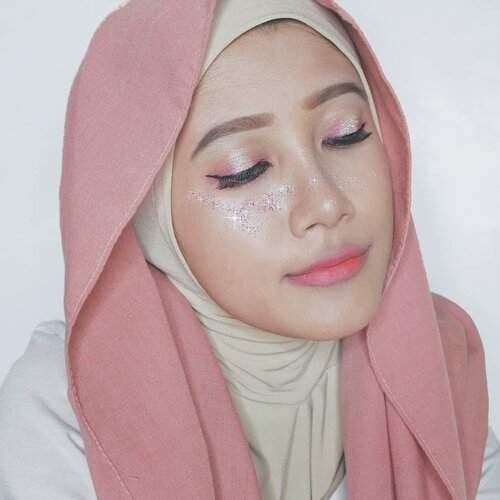 Akhirnya sempet juga ikutan collab terakhir tahun ini bareng @beautiesquad ❤Makeup Look ini terinspirasi dari menyambut akhir tahun yang penuh warna warni, identik dengan blink-blink lampu natal dan fireworks tahun baru 🎆-🌟 Deets 🌟@moonshot_idn Multi Protection Tinted Moist@thefaceshop.official Ink Lasting Foundation & Designing Eyebrow Pencil@makeoverid Eyebrow Definition Kit@aritaum_official Full Cover Liquid Concealer@etudehouseofficial Play Color Eyes - Cherry Blossom@altheakorea Spotlight Eye Glitter - Pink Light@peripera_official Ink Airy Velvet - Elf Light Rose &  Ink Velvet - Dollish Rose Beige@maybelline Hypersharp Liner & Master Chrome Metallic Highlighter - Molten Rose Gold-Cek juga inspirasi blink-blink make up lainnya dari @ayanapunya ya🌞-🎄 Happy holiday folks! 🎄#Beautiesquad #BSDesemberCollab #BSCollab #BSBlinkMakeUpCollab#vsco #clozetteid #beautyblogger #beautyjunkie #beautyenthusiast #makeupjunkie #holidaymakeup #wintermakeup #glittermakeup