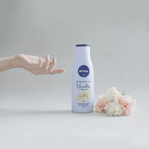 Ini body lotion favorit aku dari @nivea_id 🌟
Aku suka banget wangi vanilla dan Sensational Body Lotion Vanilla & Almond Oil ini wanginya enak banget, soft creamy vanilla ❤

Reviewnya udah tayang di blog ya, bisa klik link di bio atau langsung ke www.akpertiwi.com yaaa ~
#vsco #clozetteid #beautyblogger #beautybloggerindonesia #beautyenthusiastindonesia #beautyenthusiast #lifestyleblogger